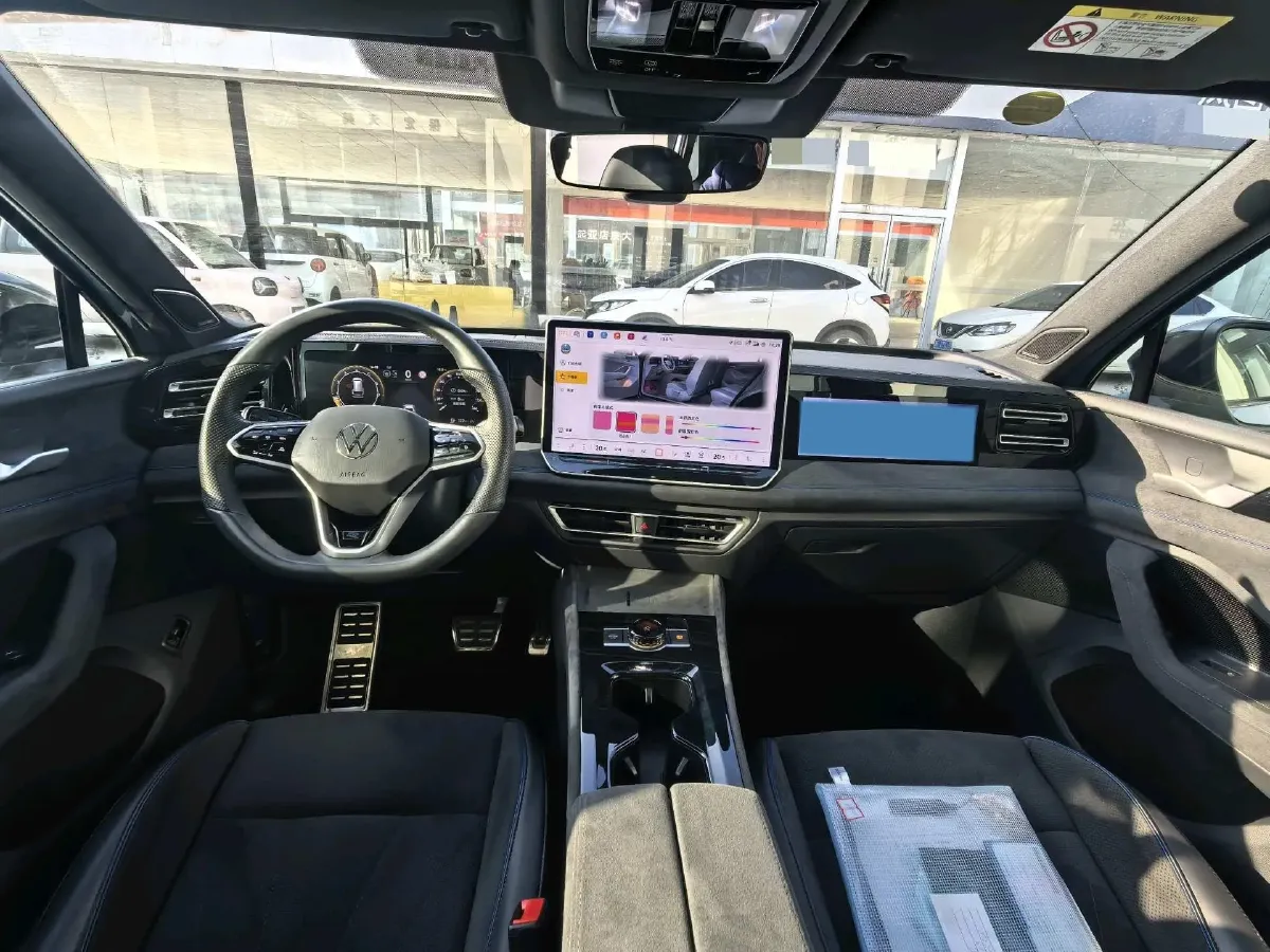 2024 Volkswagen Tiguan L 2.0T 220HP L4 7DCT,autocango,china used car exporter,china ev exporter,chinese used car exporter,chinese used ev exporter