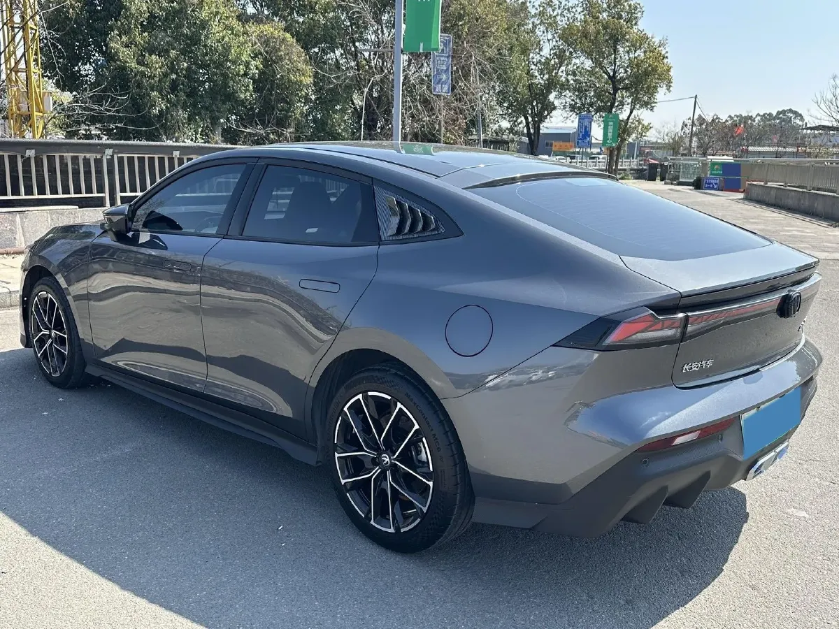 2024 ChangAn UNI-V iDD 1.5L 110HP L4 E-CVT PHEV 18.99KWH,autocango,china used car exporter,china ev exporter,chinese used car exporter,chinese used ev exporter