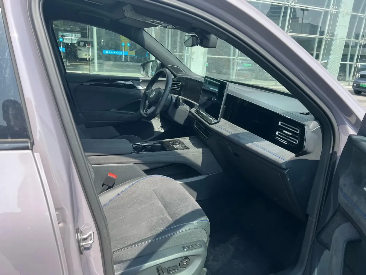 2024 Volkswagen Tiguan L 2.0T 186HP L4 7DCT,autocango,china used car exporter,china ev exporter,chinese used car exporter,chinese used ev exporter