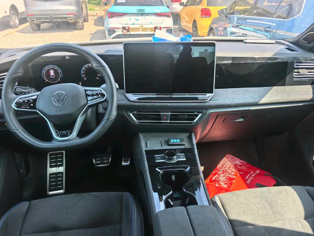 2024 Volkswagen Tiguan L 2.0T 220HP L4 7DCT,autocango,china used car exporter,china ev exporter,chinese used car exporter,chinese used ev exporter