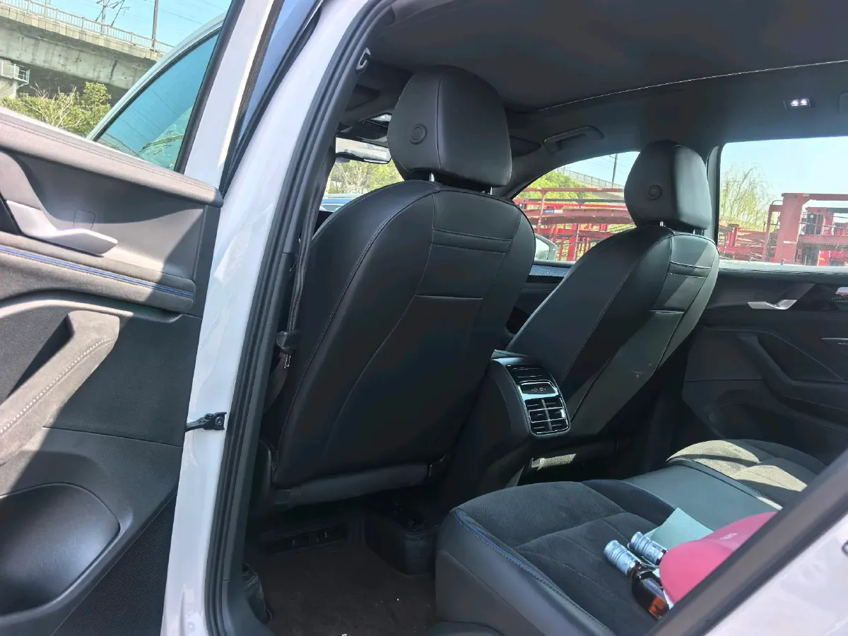 2024 Volkswagen Tiguan L 2.0T 220HP L4 7DCT,autocango,china used car exporter,china ev exporter,chinese used car exporter,chinese used ev exporter