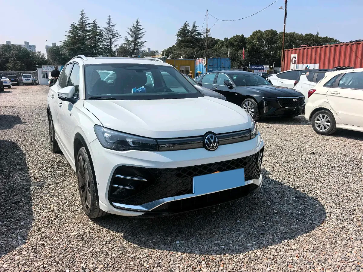 2024 Volkswagen Tiguan L 2.0T 220HP L4 7DCT,autocango,china used car exporter,china ev exporter,chinese used car exporter,chinese used ev exporter