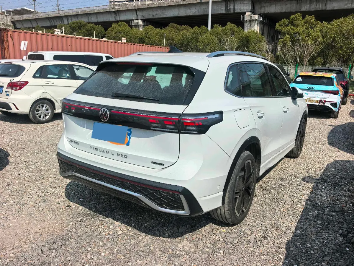 2024 Volkswagen Tiguan L 2.0T 220HP L4 7DCT,autocango,china used car exporter,china ev exporter,chinese used car exporter,chinese used ev exporter