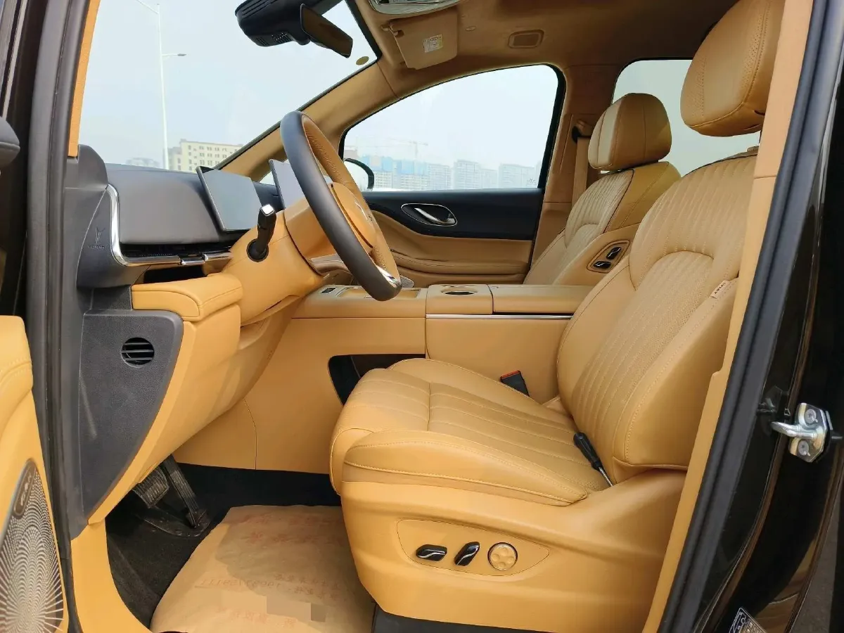 2025 Voyah Dream 1.5T 150HP L4 PHEV 41.7KWH,autocango,china used car exporter,china ev exporter,chinese used car exporter,chinese used ev exporter