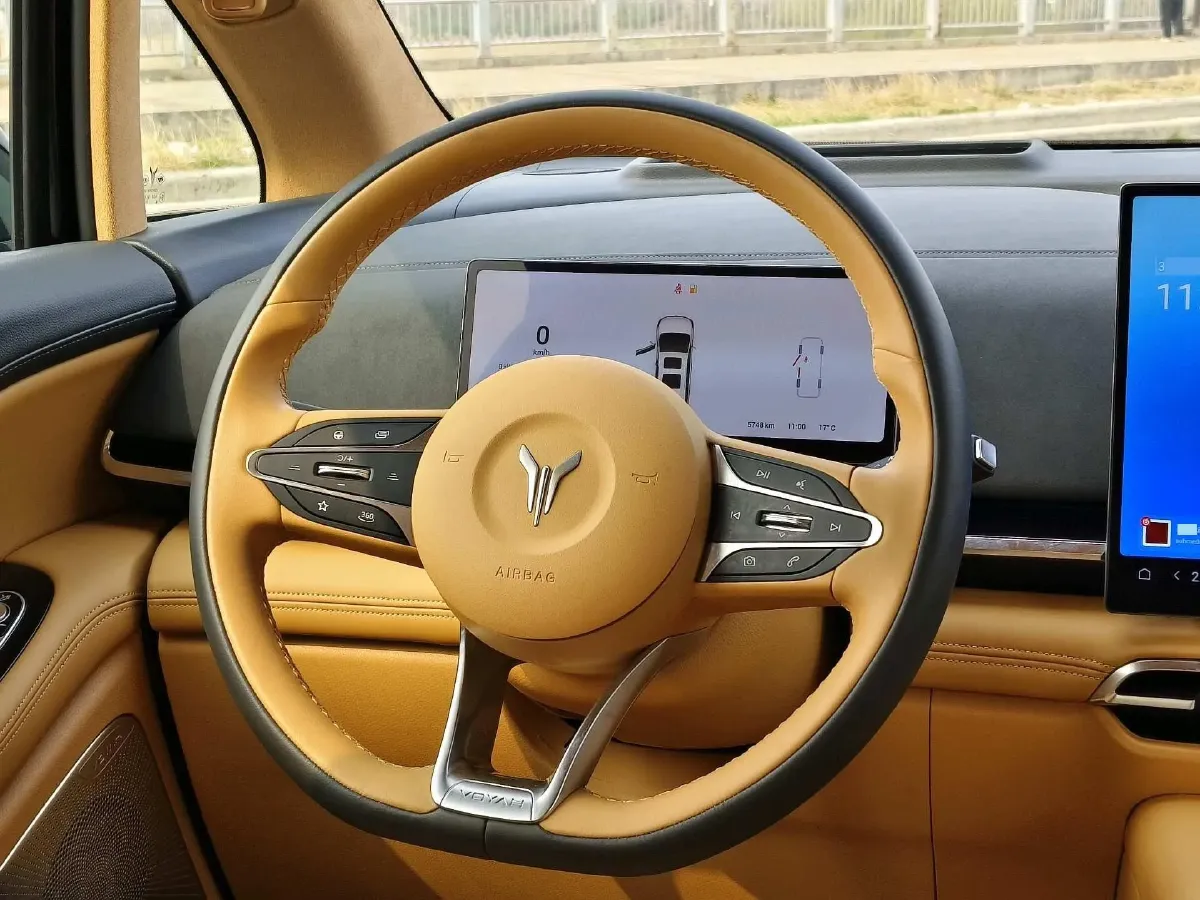 2025 Voyah Dream 1.5T 150HP L4 PHEV 41.7KWH,autocango,china used car exporter,china ev exporter,chinese used car exporter,chinese used ev exporter