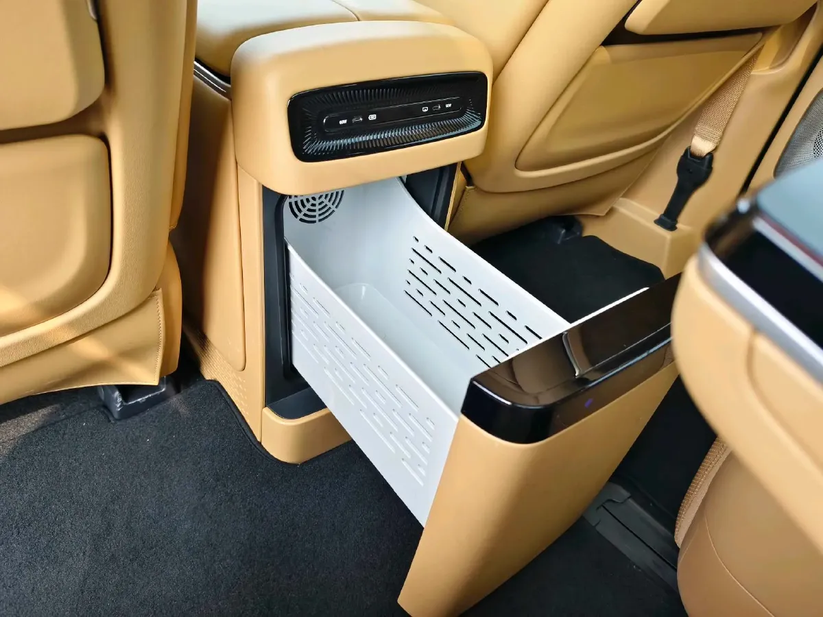 2025 Voyah Dream 1.5T 150HP L4 PHEV 41.7KWH,autocango,china used car exporter,china ev exporter,chinese used car exporter,chinese used ev exporter