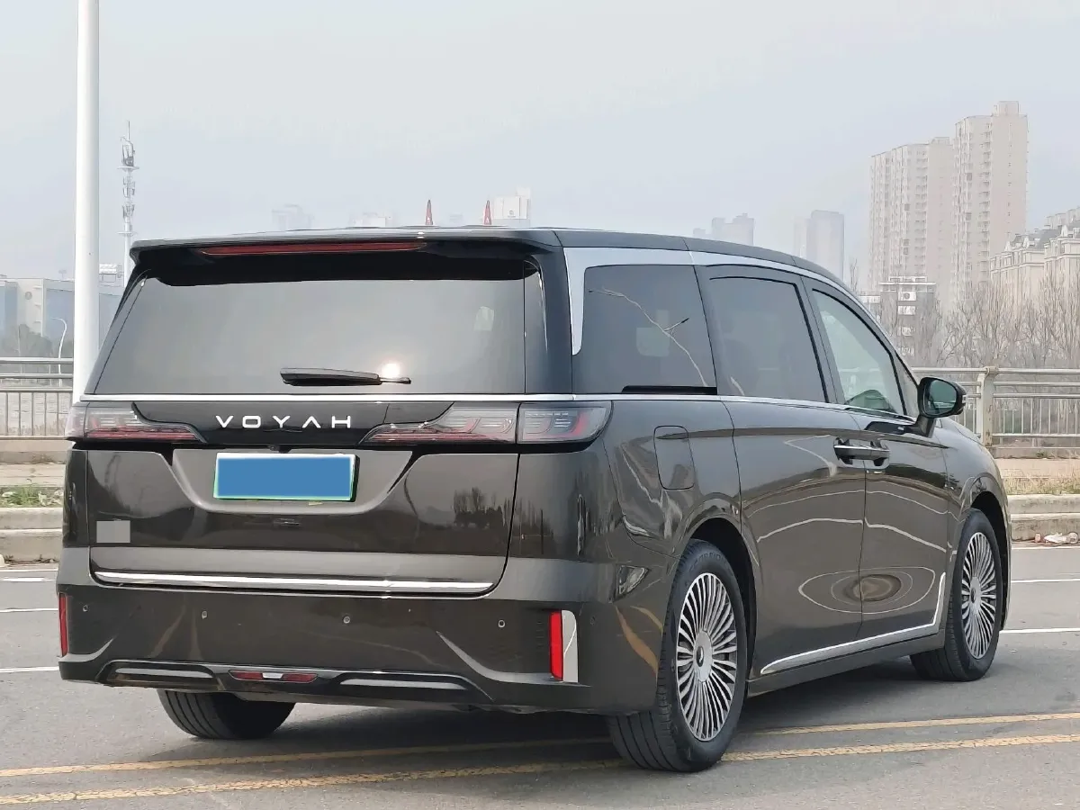 2025 Voyah Dream 1.5T 150HP L4 PHEV 41.7KWH,autocango,china used car exporter,china ev exporter,chinese used car exporter,chinese used ev exporter