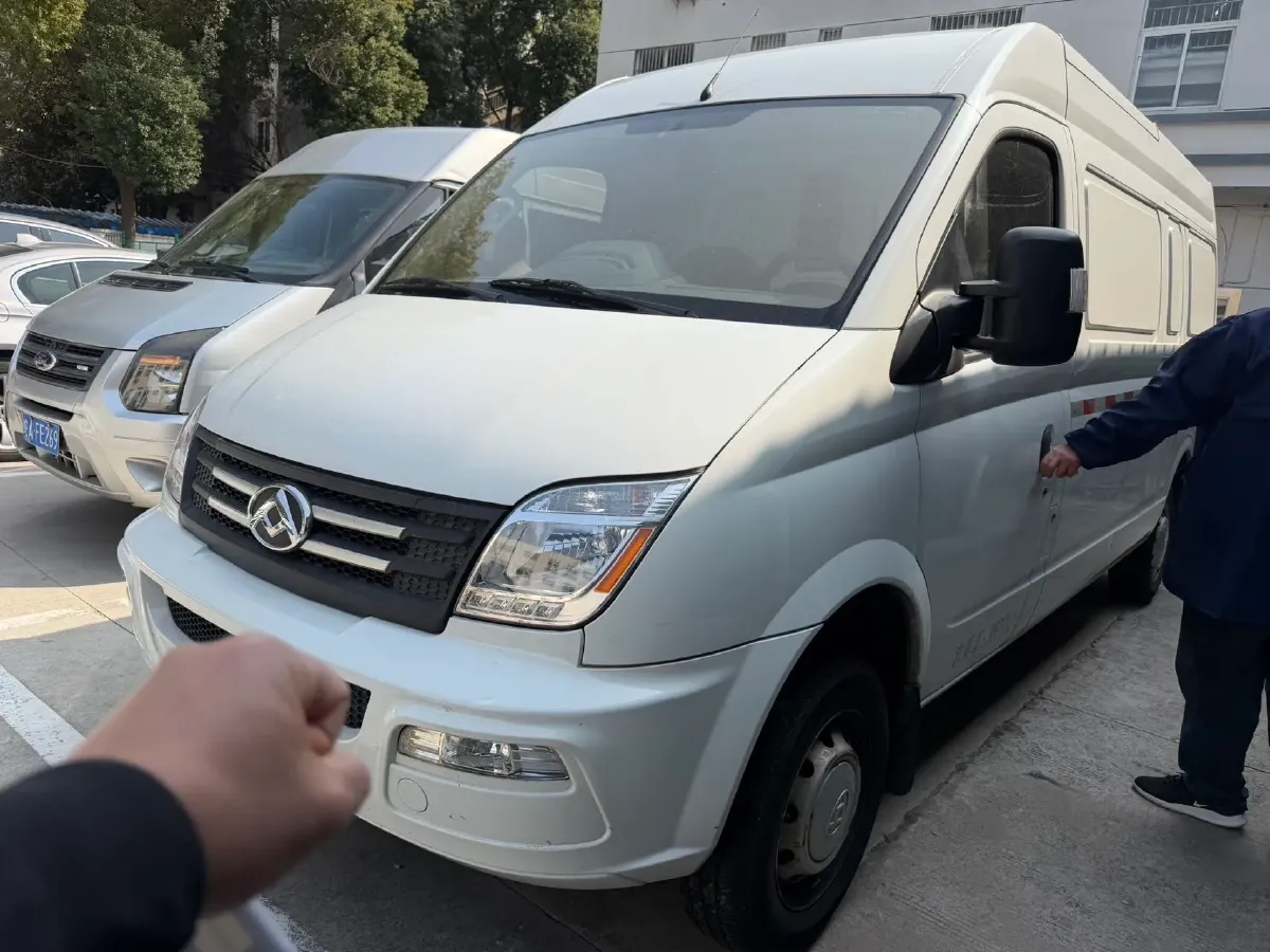 2023 MAXUS XinTu V80 2.0T 127HP L4 6MT,autocango,china used car exporter,china ev exporter,chinese used car exporter,chinese used ev exporter