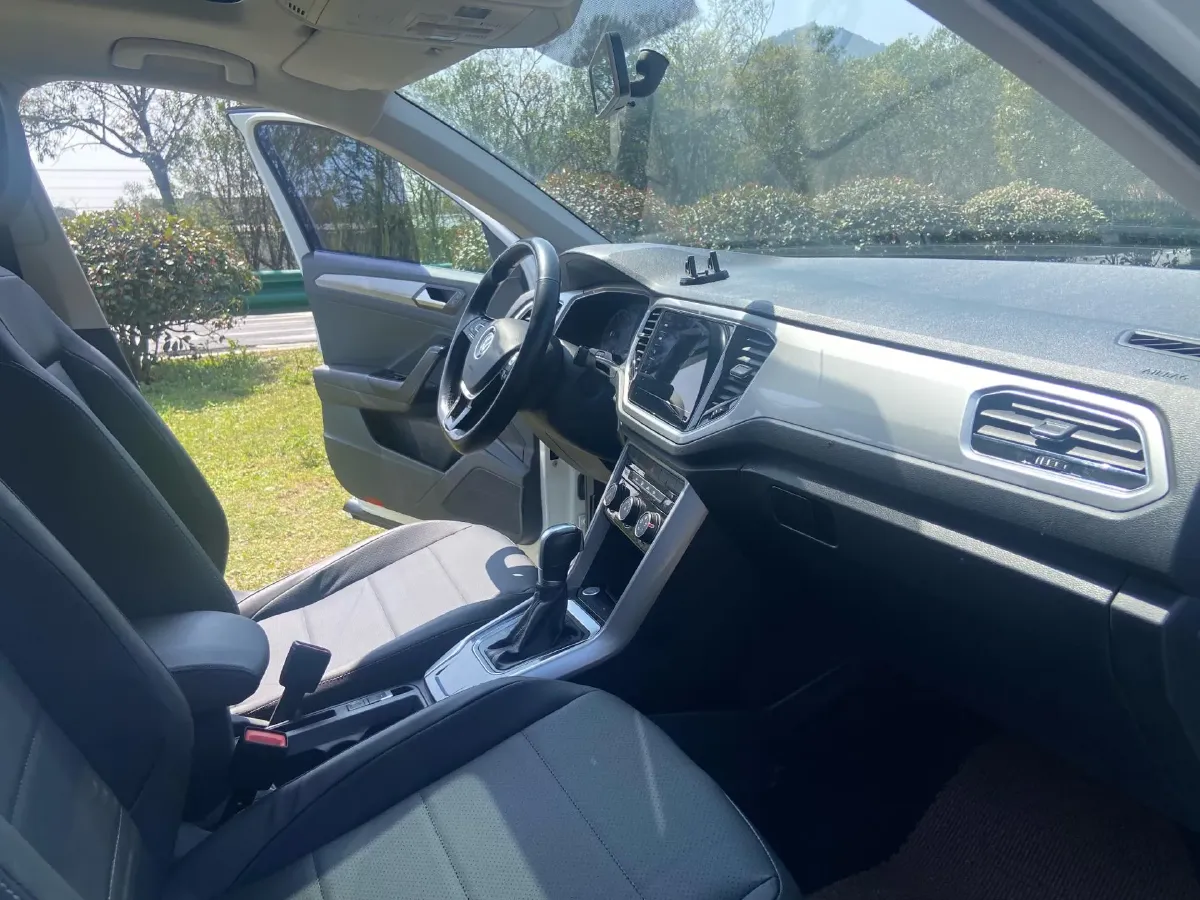 2022 Volkswagen T-Roc 1.4T 150HP L4 7DCT,autocango,china used car exporter,china ev exporter,chinese used car exporter,chinese used ev exporter