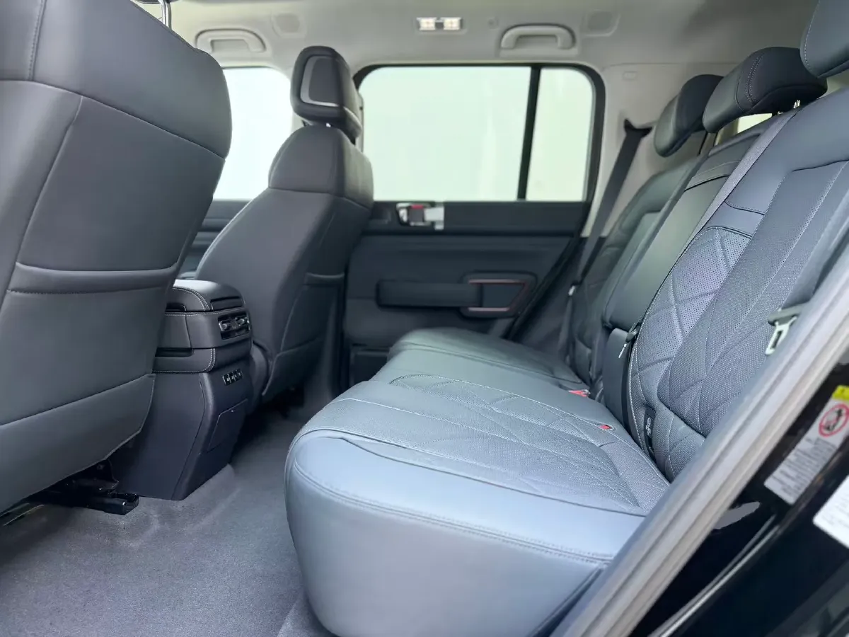 2025 FangChengBao Bao 5 1.5T 194HP L4 E-CVT PHEV 31.8KWH,autocango,china used car exporter,china ev exporter,chinese used car exporter,chinese used ev exporter