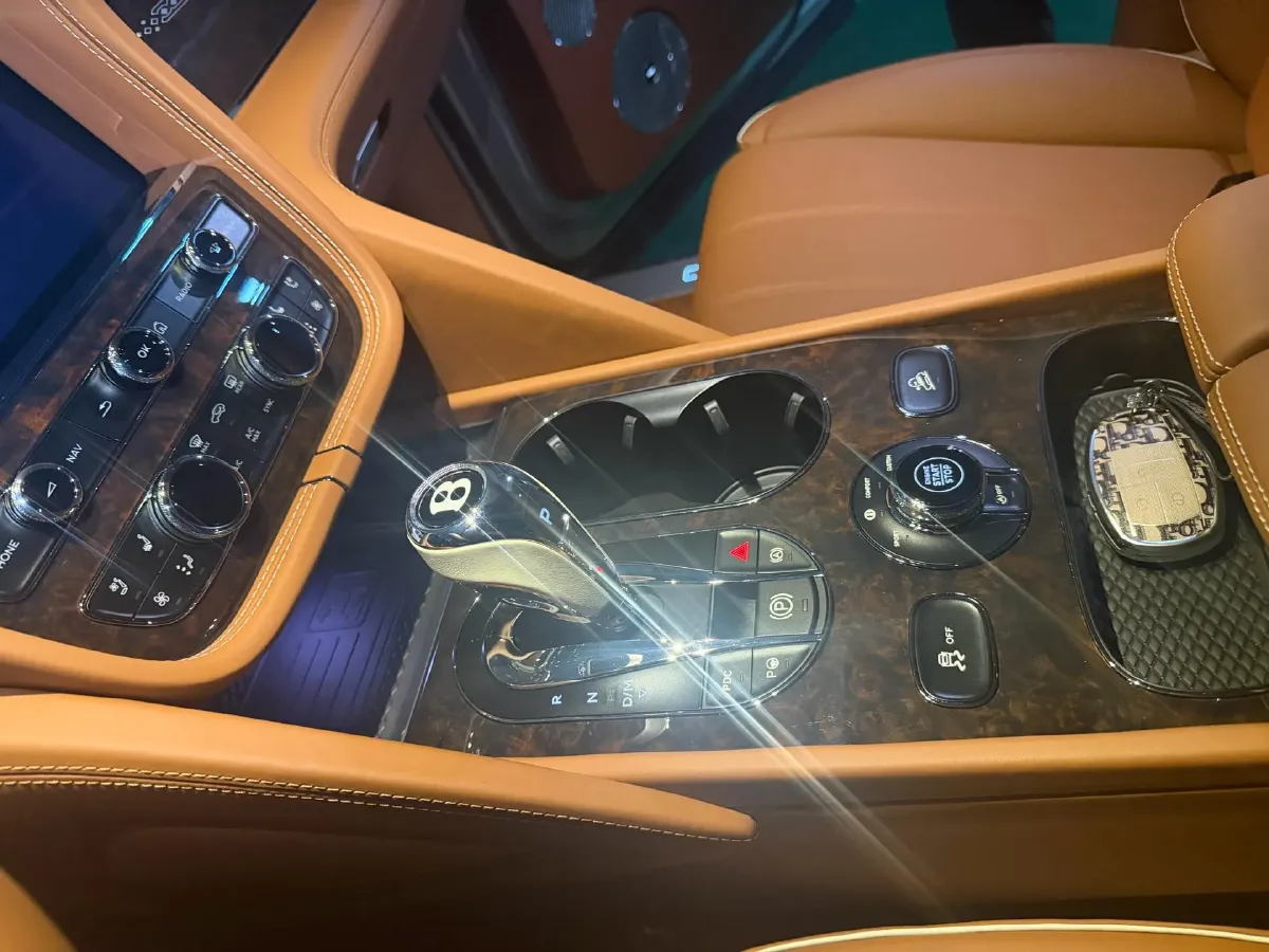 2023 Bentley Bentayga 4.0T 550HP V8 8AT,autocango,china used car exporter,china ev exporter,chinese used car exporter,chinese used ev exporter