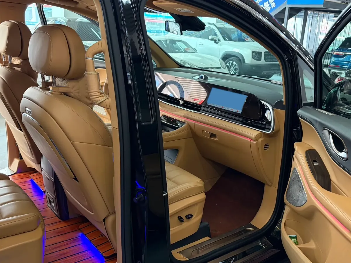 2024 Voyah Dream 1.5T 150HP L4 PHEV 43KWH,autocango,china used car exporter,china ev exporter,chinese used car exporter,chinese used ev exporter