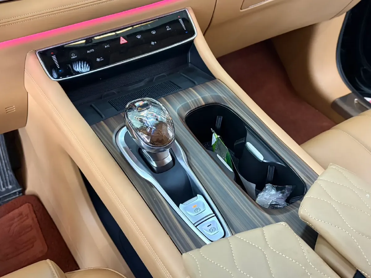 2024 Voyah Dream 1.5T 150HP L4 PHEV 43KWH,autocango,china used car exporter,china ev exporter,chinese used car exporter,chinese used ev exporter