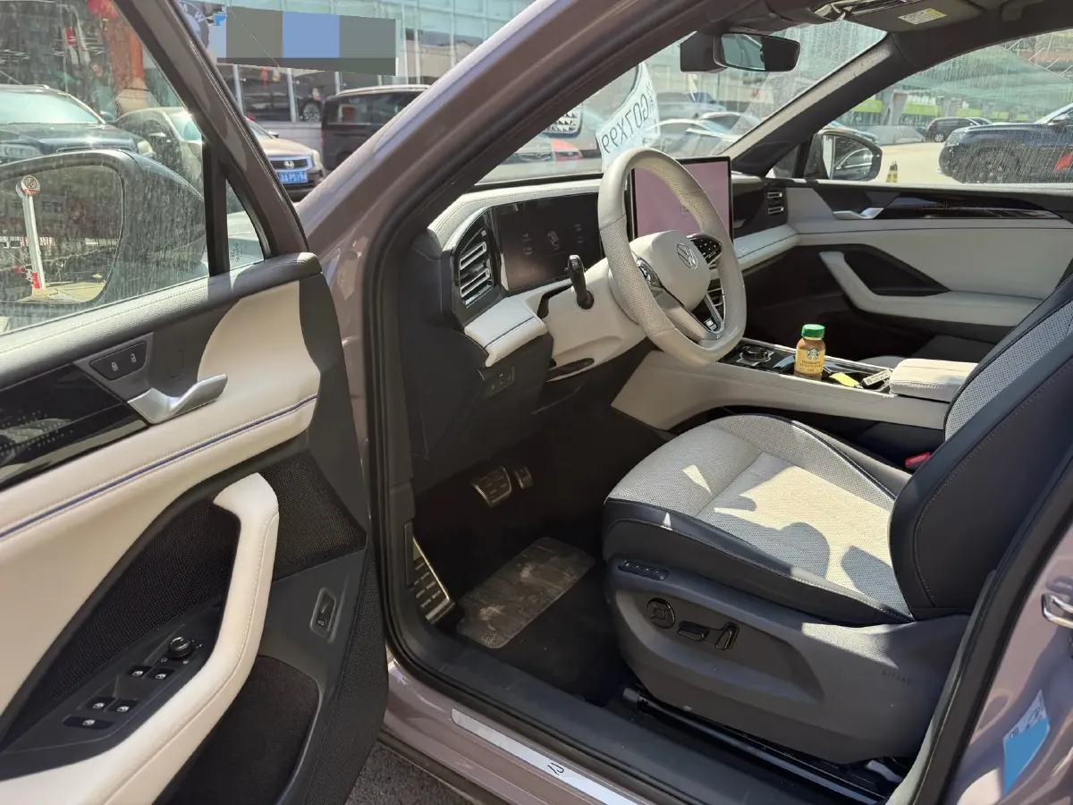 2024 Volkswagen Tiguan L 2.0T 220HP L4 7DCT,autocango,china used car exporter,china ev exporter,chinese used car exporter,chinese used ev exporter