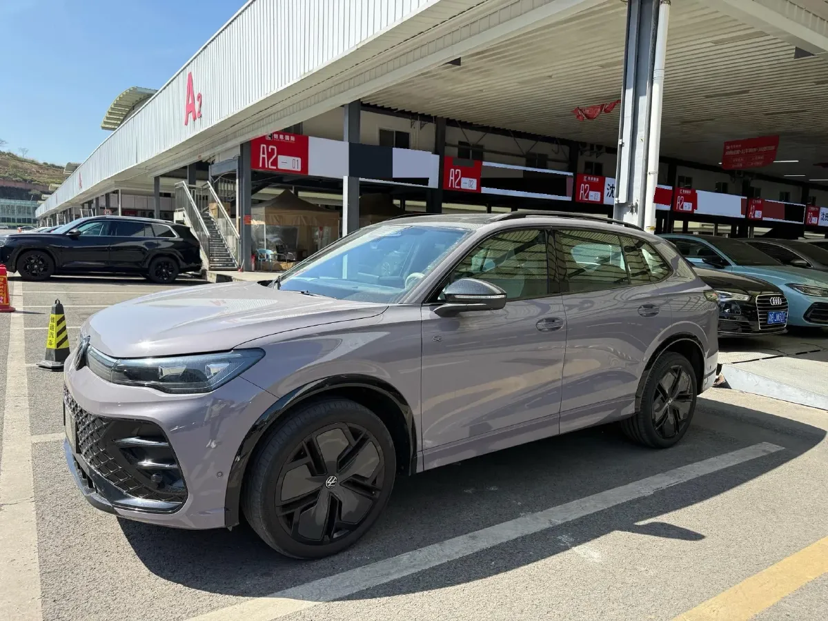 2024 Volkswagen Tiguan L 2.0T 220HP L4 7DCT,autocango,china used car exporter,china ev exporter,chinese used car exporter,chinese used ev exporter