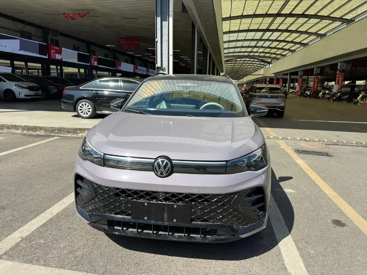 2024 Volkswagen Tiguan L 2.0T 220HP L4 7DCT,autocango,china used car exporter,china ev exporter,chinese used car exporter,chinese used ev exporter