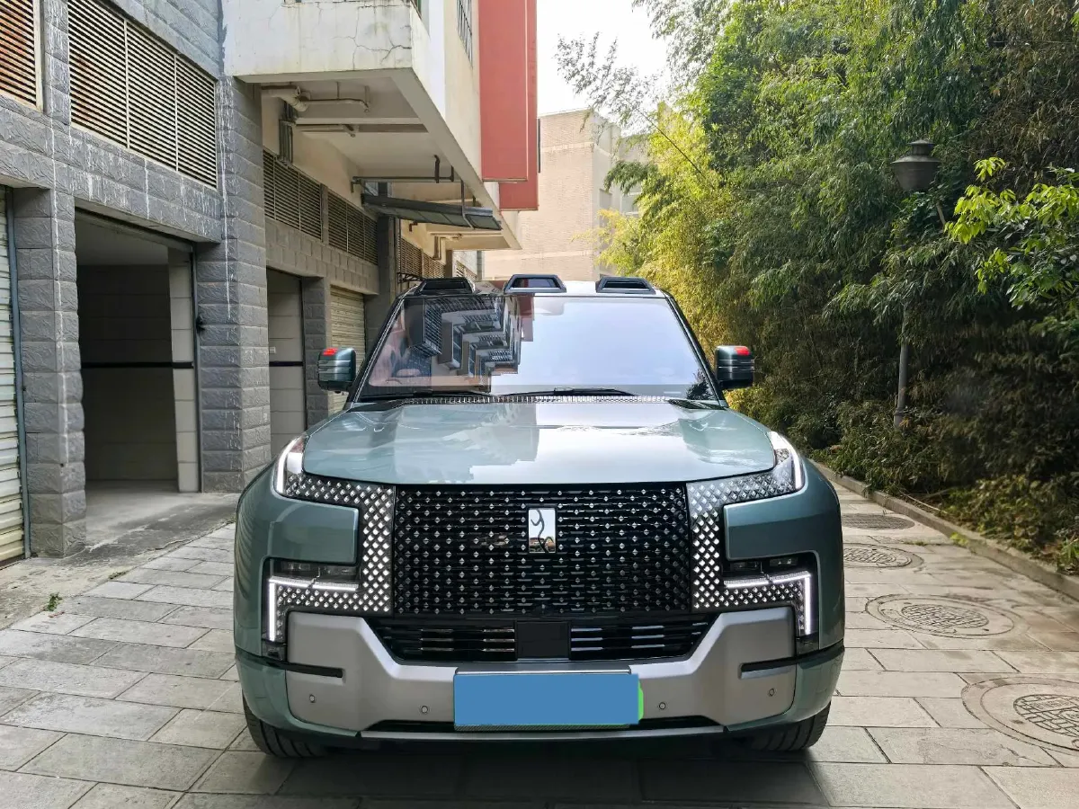 2023 YangWang U8 2.0T 272HP L4 REEV 49.05KWH,autocango,china used car exporter,china ev exporter,chinese used car exporter,chinese used ev exporter