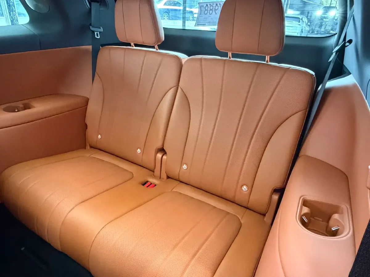 2025 AITO AITO M8 REEV 160HP REEV 53.4KWH,autocango,china used car exporter,china ev exporter,chinese used car exporter,chinese used ev exporter