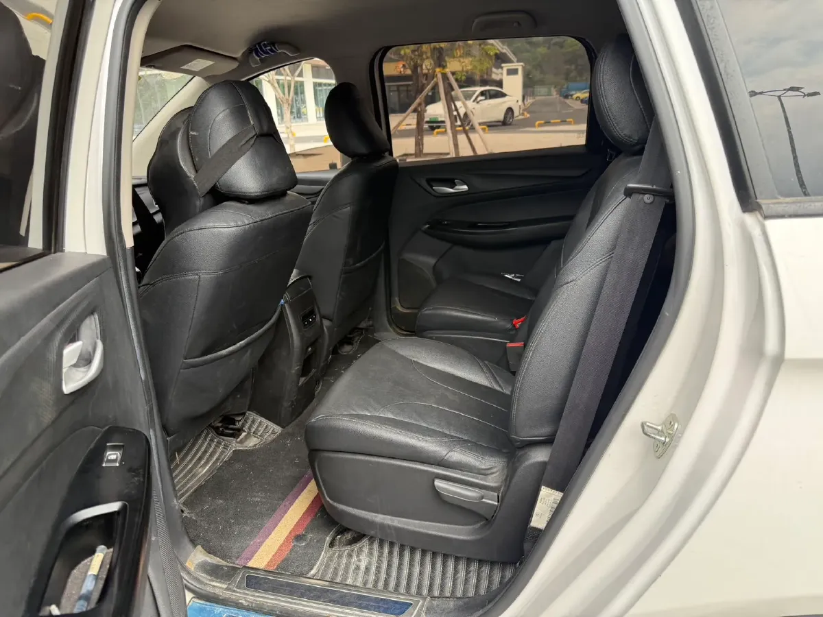 2019 BaoJun 730 1.5L 105HP L4 6MT,autocango,china used car exporter,china ev exporter,chinese used car exporter,chinese used ev exporter