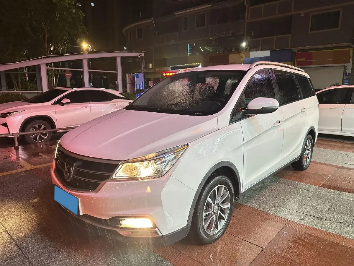 2019 BaoJun 730 1.5L 105HP L4 6MT,autocango,china used car exporter,china ev exporter,chinese used car exporter,chinese used ev exporter