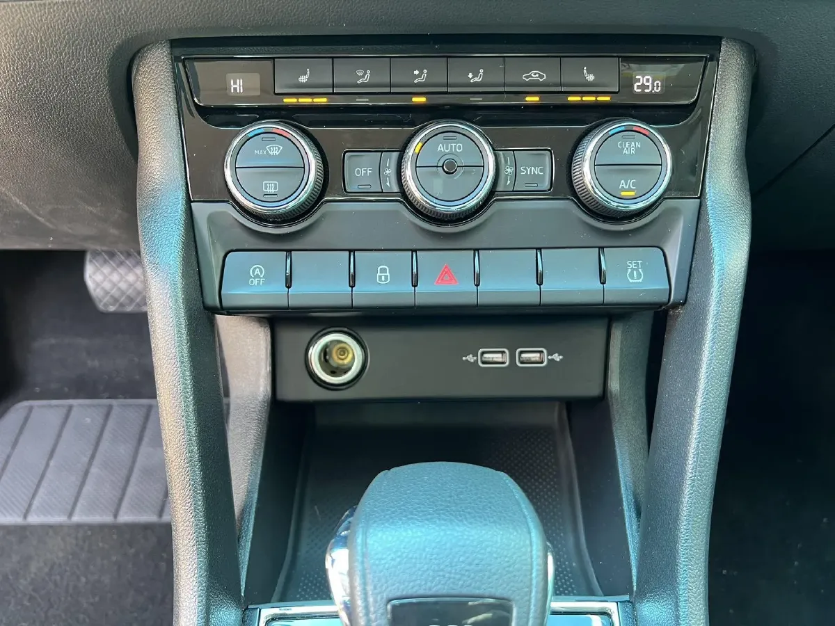 2021 Skoda Karoq 1.4T 150HP L4 7DCT,autocango,china used car exporter,china ev exporter,chinese used car exporter,chinese used ev exporter