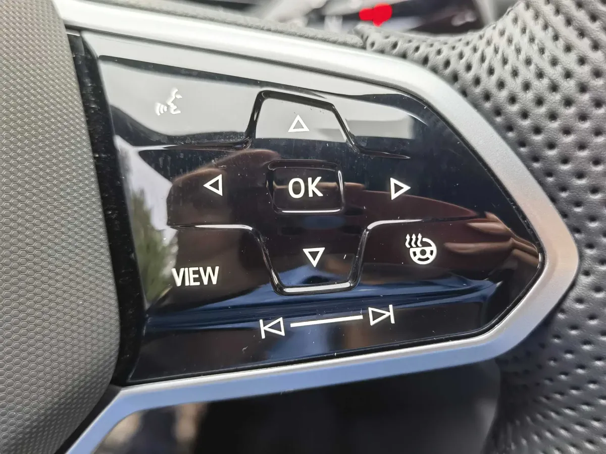 2024 Volkswagen Tiguan L 2.0T 220HP L4 7DCT,autocango,china used car exporter,china ev exporter,chinese used car exporter,chinese used ev exporter