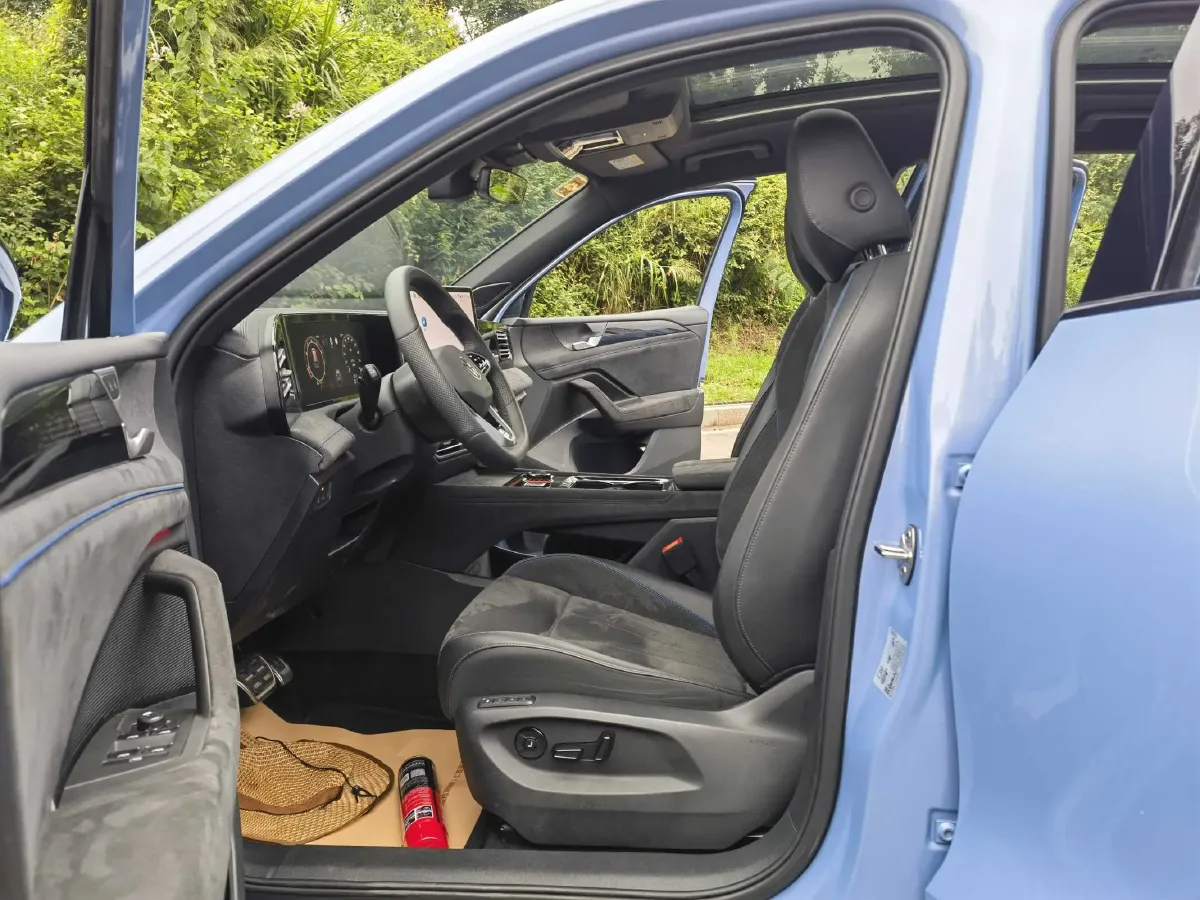 2024 Volkswagen Tiguan L 2.0T 220HP L4 7DCT,autocango,china used car exporter,china ev exporter,chinese used car exporter,chinese used ev exporter