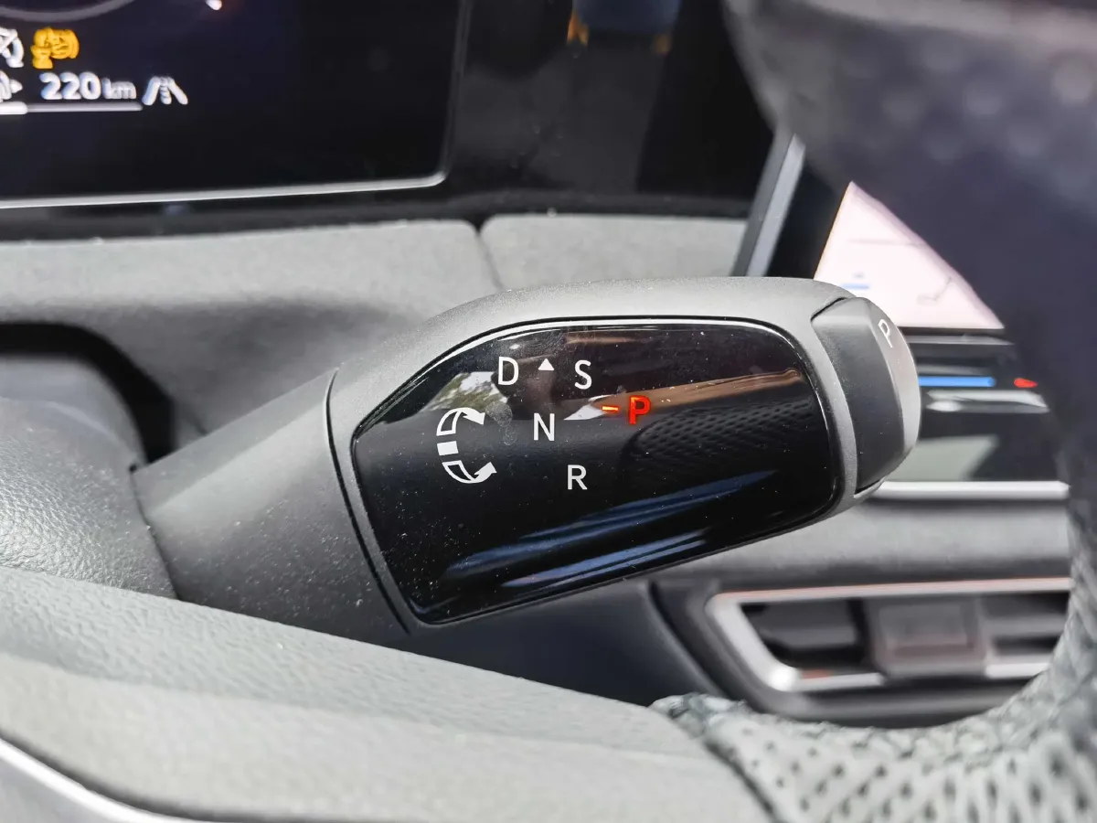 2024 Volkswagen Tiguan L 2.0T 220HP L4 7DCT,autocango,china used car exporter,china ev exporter,chinese used car exporter,chinese used ev exporter