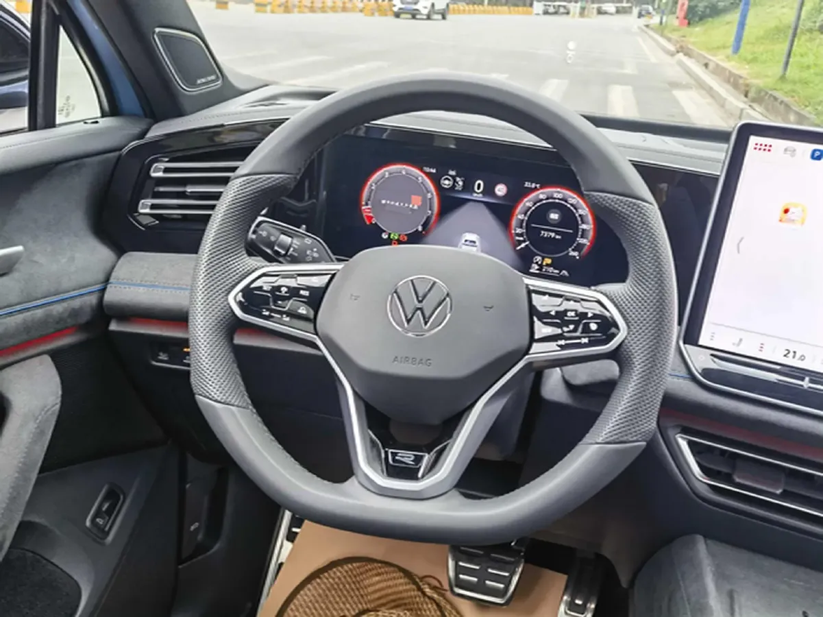 2024 Volkswagen Tiguan L 2.0T 220HP L4 7DCT,autocango,china used car exporter,china ev exporter,chinese used car exporter,chinese used ev exporter