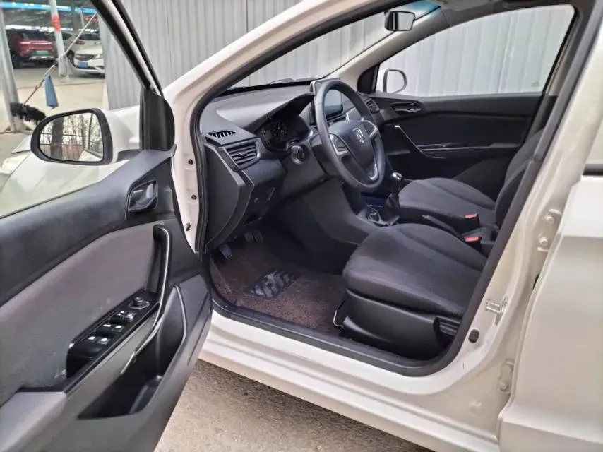 2016 BaoJun 310 1.2L 82HP L4 5MT,autocango,china used car exporter,china ev exporter,chinese used car exporter,chinese used ev exporter