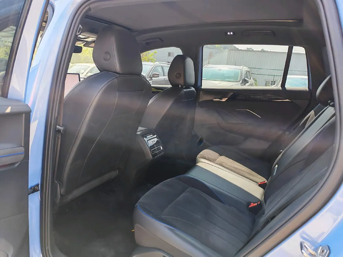 2024 Volkswagen Tiguan L 2.0T 220HP L4 7DCT,autocango,china used car exporter,china ev exporter,chinese used car exporter,chinese used ev exporter