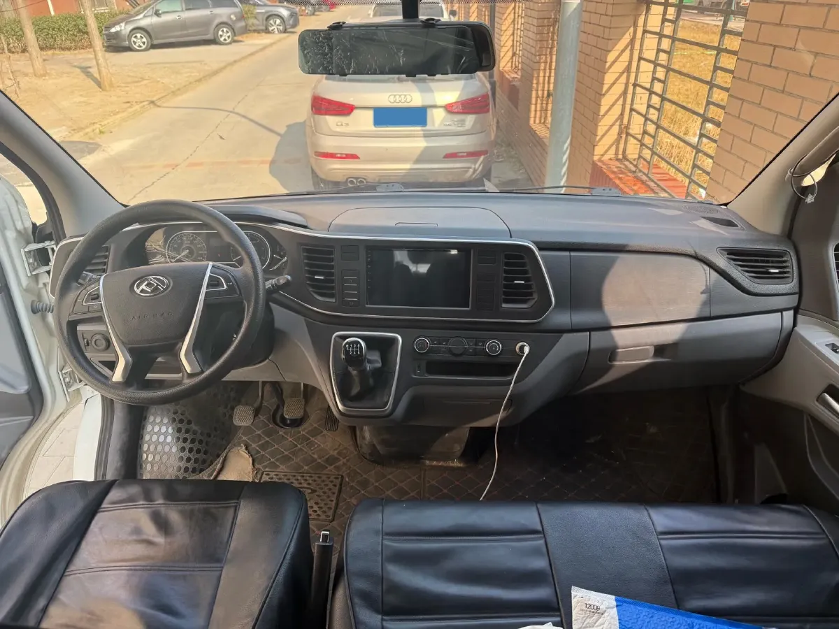 2023 MAXUS XinTu V80 2.0T 127HP L4 6MT,autocango,china used car exporter,china ev exporter,chinese used car exporter,chinese used ev exporter