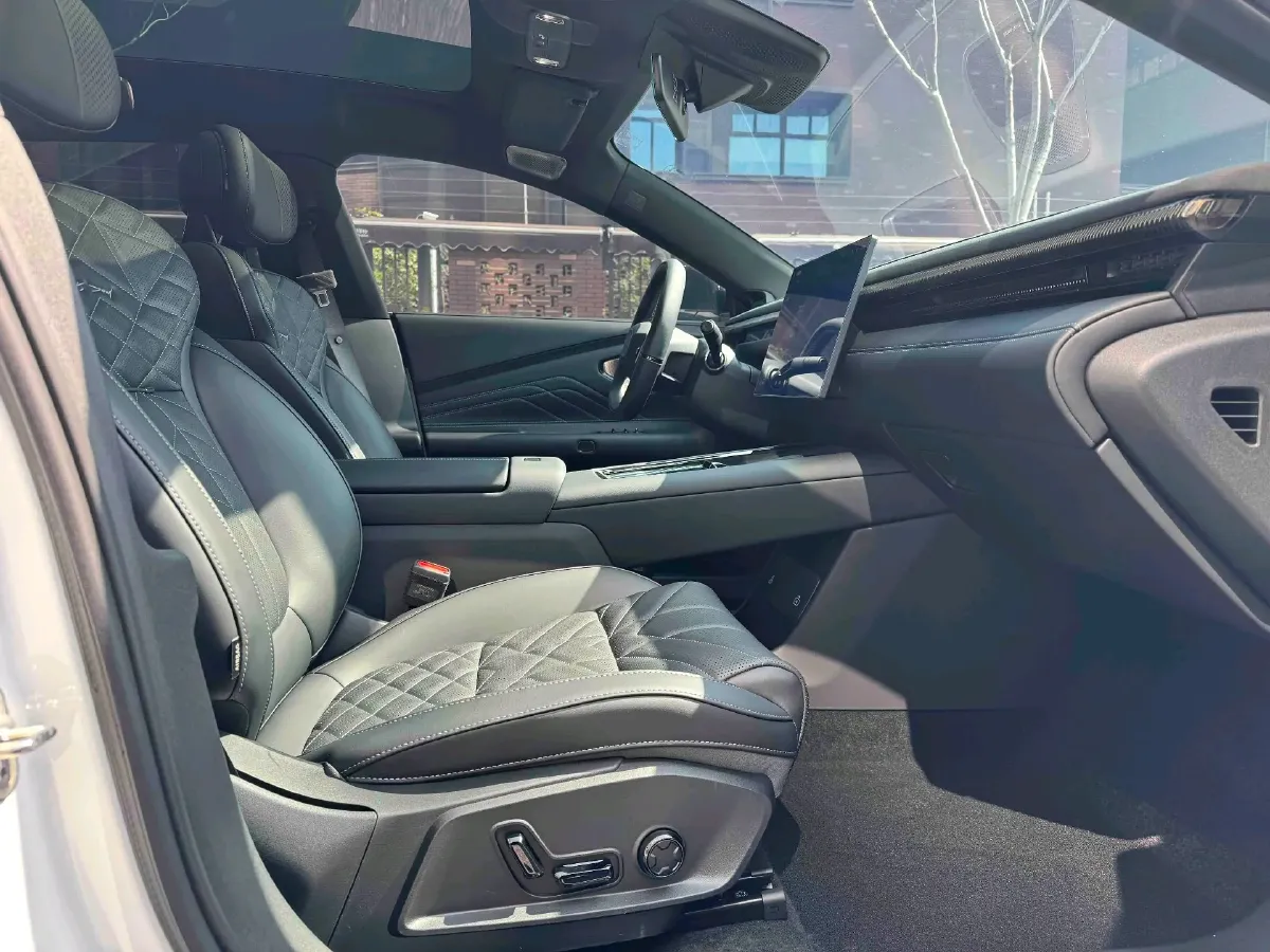 2025 LYNK&CO 10 EM-P 1.5T 163HP L4 3DHT PHEV,autocango,china used car exporter,china ev exporter,chinese used car exporter,chinese used ev exporter