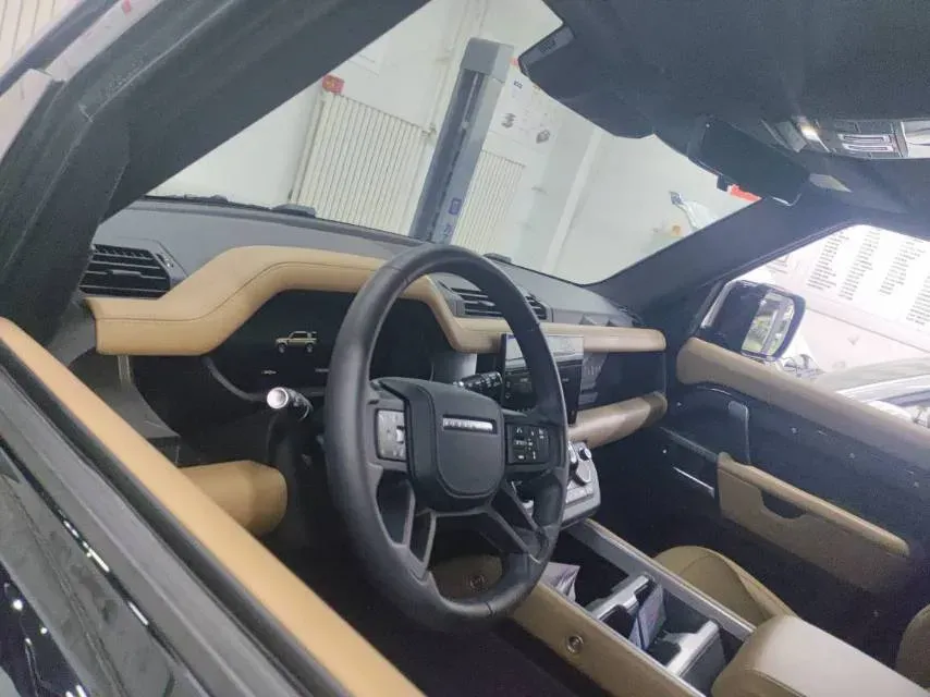 2025 Land Rover Defender 3.0T 400HP L6 8AT,autocango,china used car exporter,china ev exporter,chinese used car exporter,chinese used ev exporter