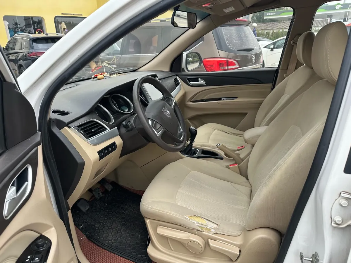 2019 BaoJun 730 1.5L 105HP L4 6MT,autocango,china used car exporter,china ev exporter,chinese used car exporter,chinese used ev exporter