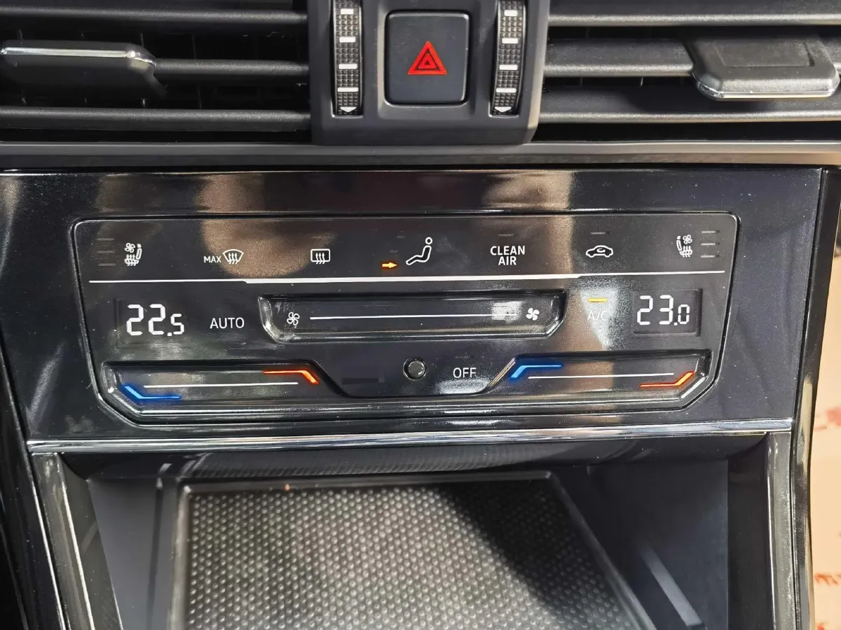 2024 Volkswagen Passat 2.0T 220HP L4 7DCT,autocango,china used car exporter,china ev exporter,chinese used car exporter,chinese used ev exporter