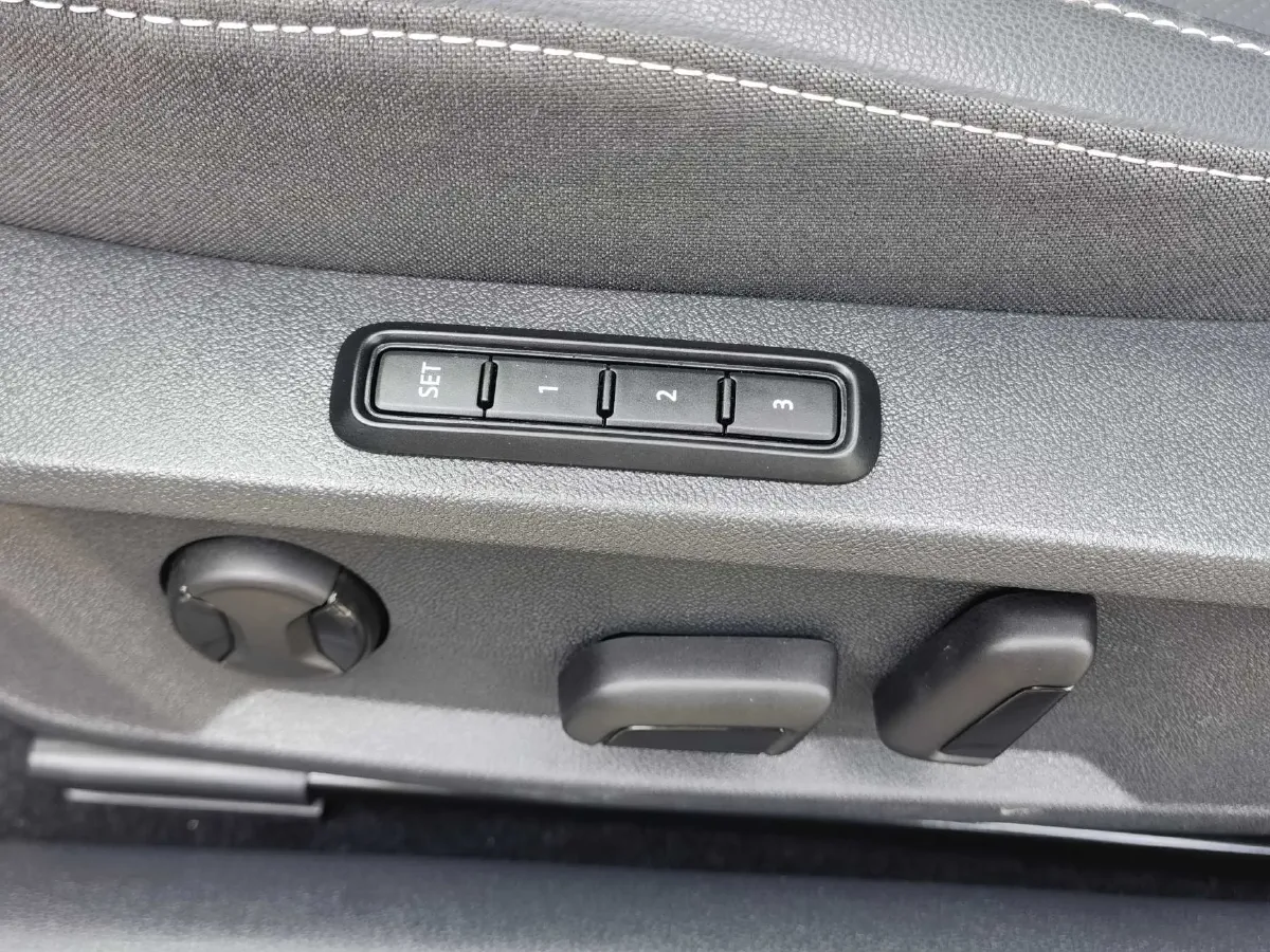 2024 Volkswagen Passat 2.0T 220HP L4 7DCT,autocango,china used car exporter,china ev exporter,chinese used car exporter,chinese used ev exporter