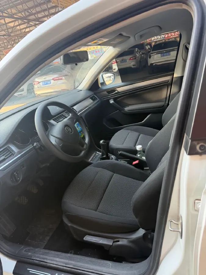 2019 MAXUS XinTu V80 2.5T 136HP L4 6MT,autocango,china used car exporter,china ev exporter,chinese used car exporter,chinese used ev exporter