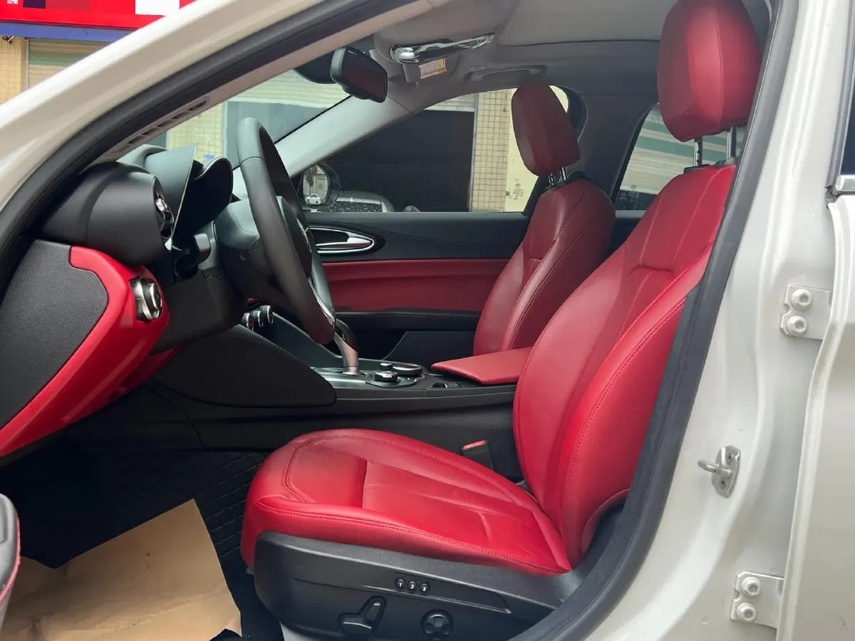 2017 Alfa Romeo Giulia 2.0T 200HP L4 8AT,autocango,china used car exporter,china ev exporter,chinese used car exporter,chinese used ev exporter