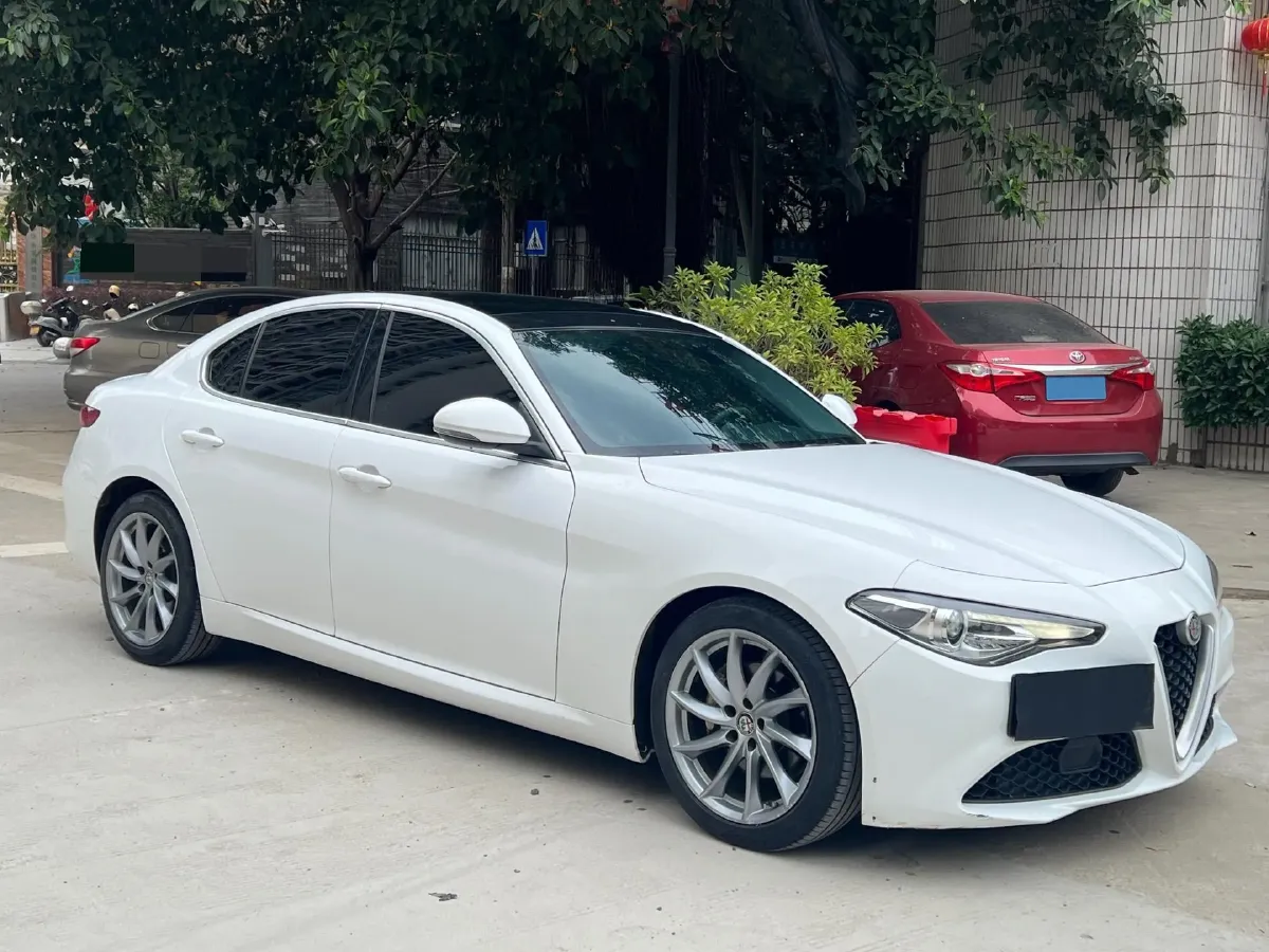 2017 Alfa Romeo Giulia 2.0T 200HP L4 8AT,autocango,china used car exporter,china ev exporter,chinese used car exporter,chinese used ev exporter