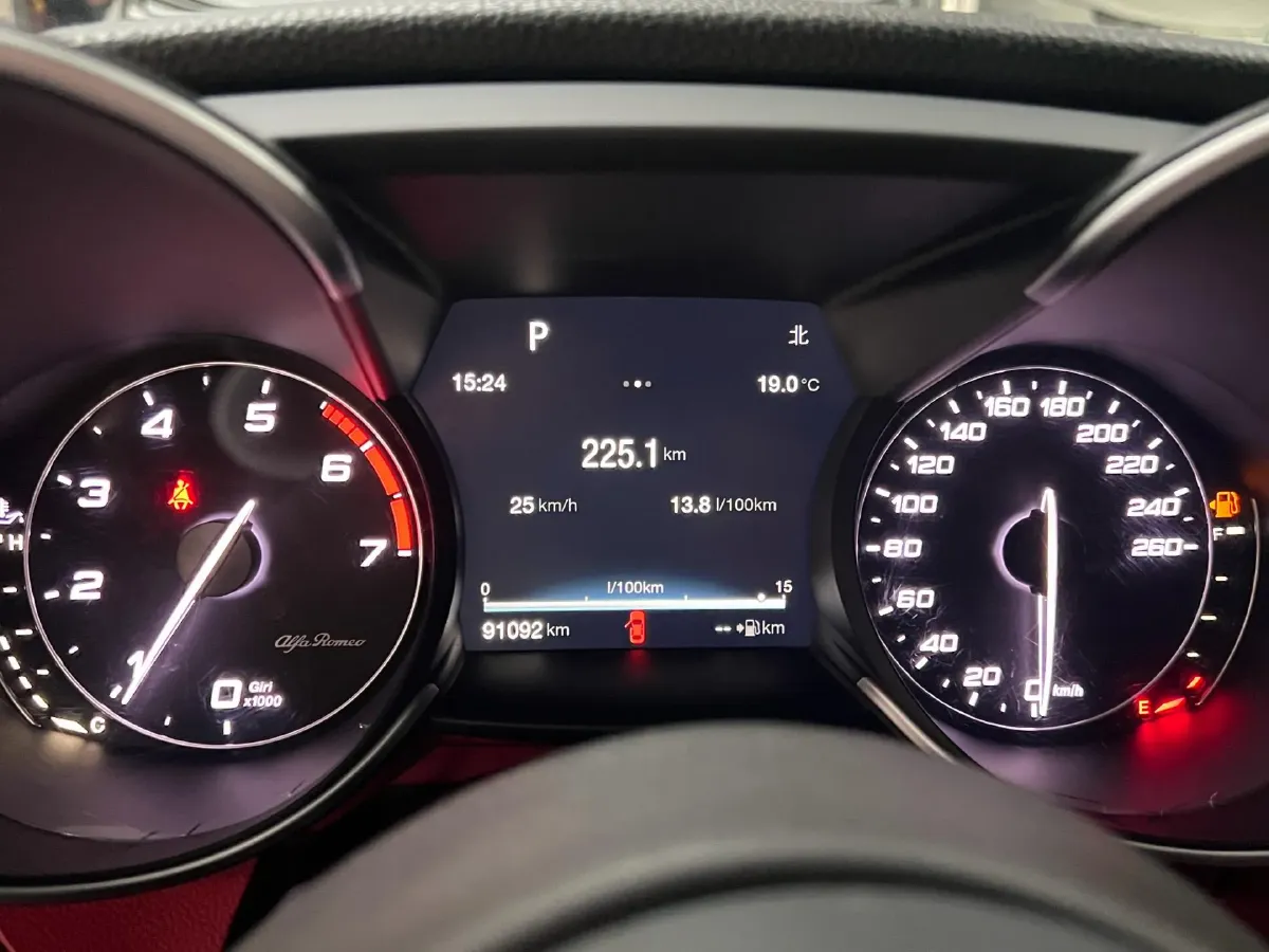 2017 Alfa Romeo Giulia 2.0T 200HP L4 8AT,autocango,china used car exporter,china ev exporter,chinese used car exporter,chinese used ev exporter