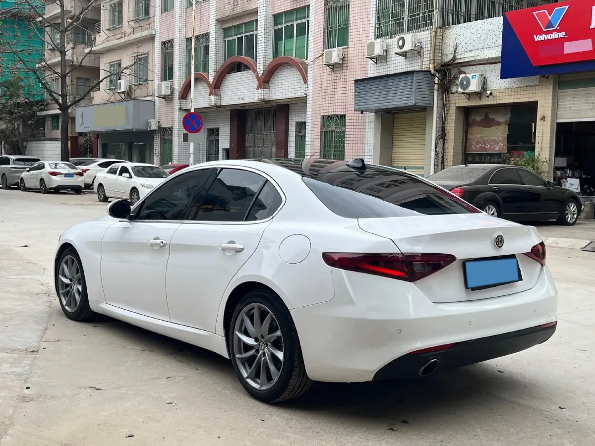 2017 Alfa Romeo Giulia 2.0T 200HP L4 8AT,autocango,china used car exporter,china ev exporter,chinese used car exporter,chinese used ev exporter