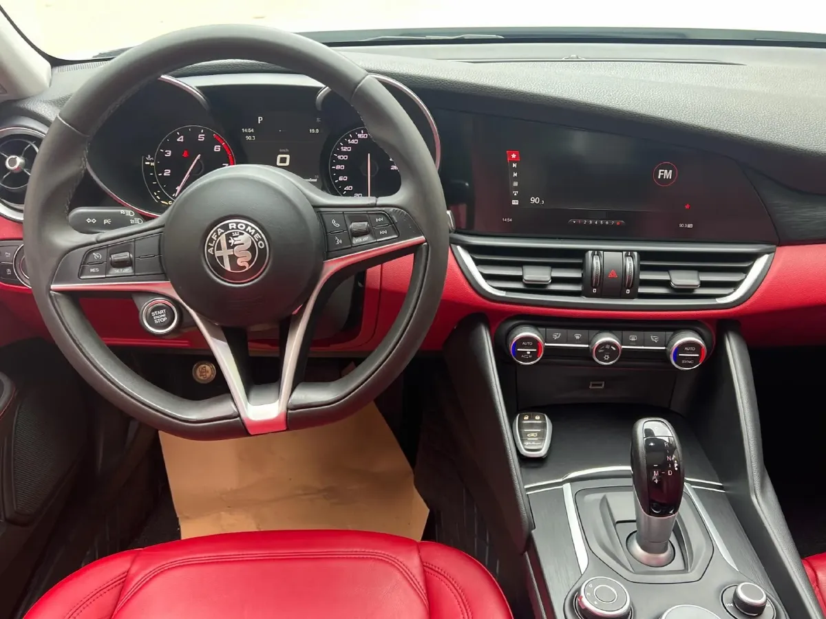 2017 Alfa Romeo Giulia 2.0T 200HP L4 8AT,autocango,china used car exporter,china ev exporter,chinese used car exporter,chinese used ev exporter