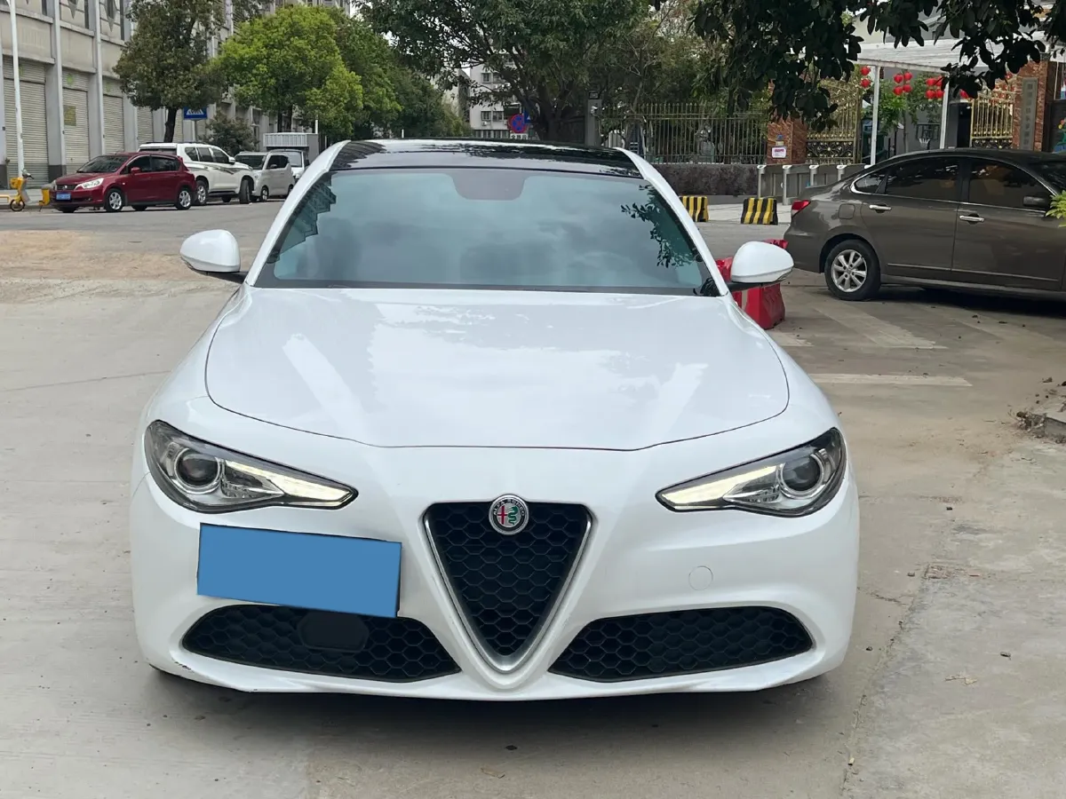 2017 Alfa Romeo Giulia 2.0T 200HP L4 8AT,autocango,china used car exporter,china ev exporter,chinese used car exporter,chinese used ev exporter