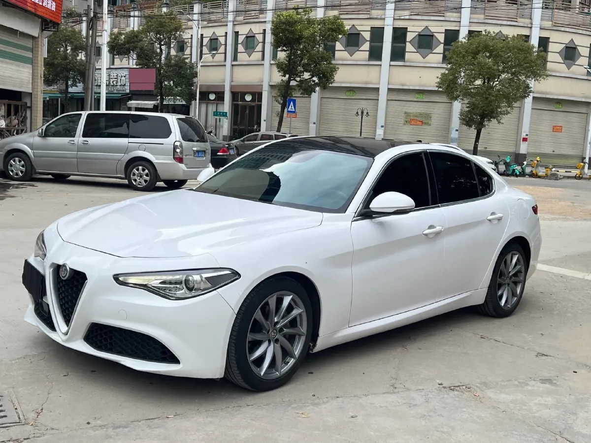 2017 Alfa Romeo Giulia 2.0T 200HP L4 8AT,autocango,china used car exporter,china ev exporter,chinese used car exporter,chinese used ev exporter