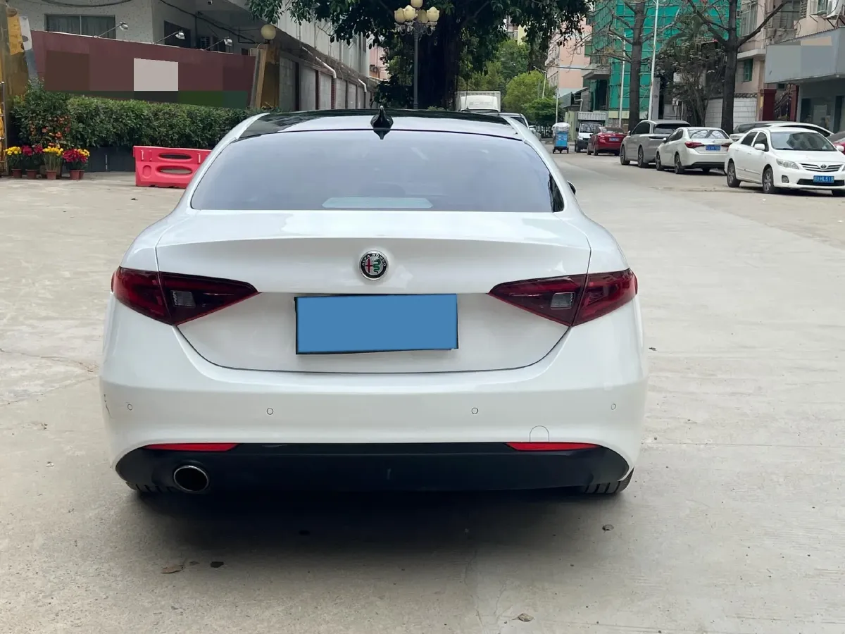 2017 Alfa Romeo Giulia 2.0T 200HP L4 8AT,autocango,china used car exporter,china ev exporter,chinese used car exporter,chinese used ev exporter