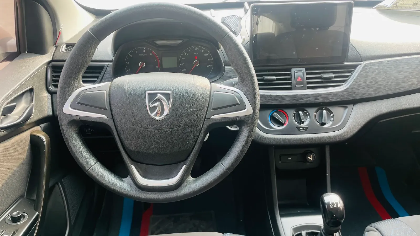 2016 BaoJun 310 1.2L 82HP L4 5MT,autocango,china used car exporter,china ev exporter,chinese used car exporter,chinese used ev exporter