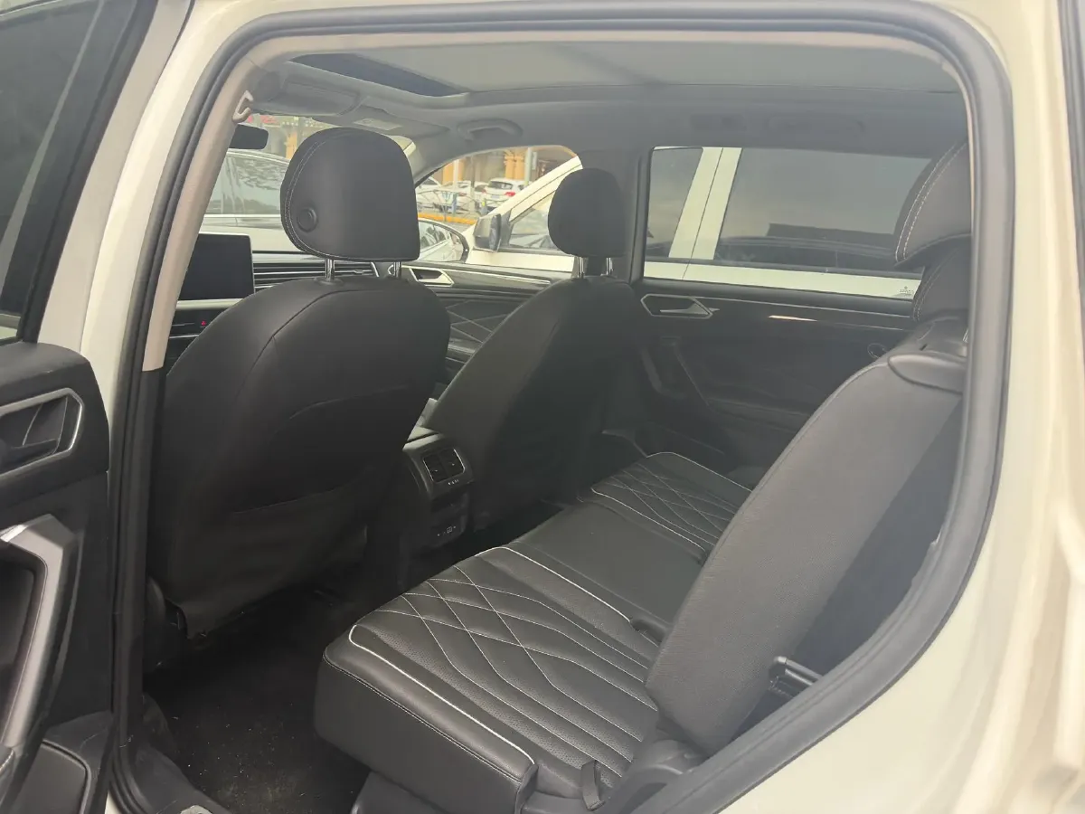 2024 Volkswagen Tiguan L 2.0T 220HP L4 7DCT,autocango,china used car exporter,china ev exporter,chinese used car exporter,chinese used ev exporter