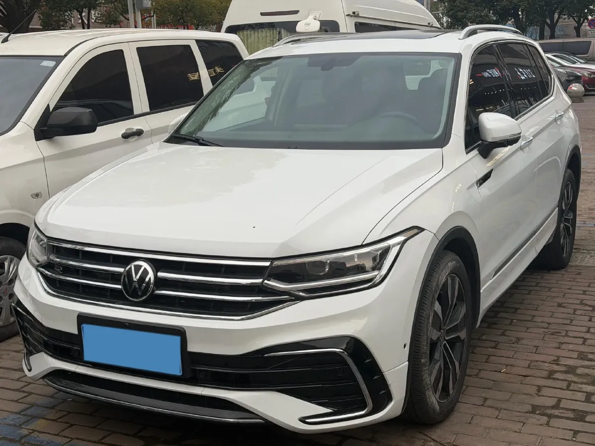 2024 Volkswagen Tiguan L 2.0T 220HP L4 7DCT,autocango,china used car exporter,china ev exporter,chinese used car exporter,chinese used ev exporter
