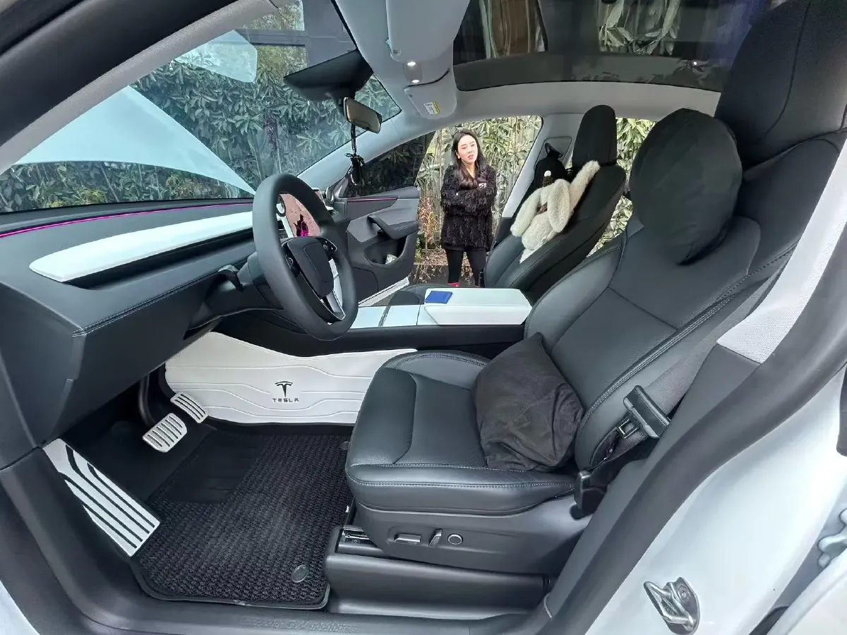 2025 Tesla Model Y BEV 62.5KWH,autocango,china used car exporter,china ev exporter,chinese used car exporter,chinese used ev exporter